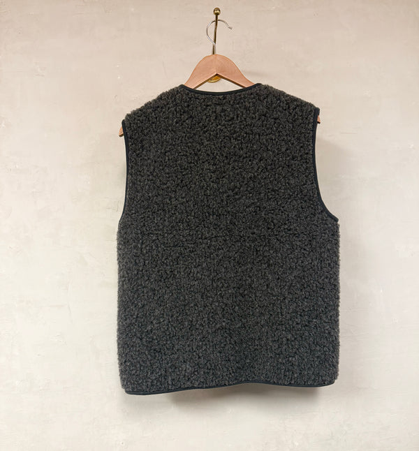 Ullväst Pepitko från Irländska Coldbreaker. Västen är tillverkad av 100 % merinoull och är stylish, varm, mjuk och lätt! Perfekt för lager-på-lager klädsel i kallt väder. Dragkedja och två fickor fram. Något små i storleken. Unisex.

Färg: Grafitgrå

Material: 100% merinoull från Irland

Skötselråd: Skonsamt ullprogram.

Tillverkad i: Designad på Irland, tillverkad i Polen.