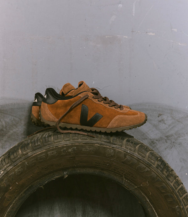 Sneakers GT från Veja! Inspirerad av motorsport utmärker sig GT med skarpa linjer och en strömlinjeformad look. Dess robusta sula och upphöjda tå ger rörelse och karaktär åt silhuetten.


Färg: Konjaksbrun med svarta detaljer

Ovandel: Mocka