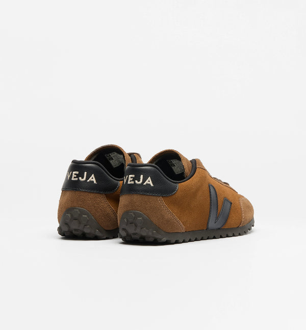 Sneakers GT från Veja! Inspirerad av motorsport utmärker sig GT med skarpa linjer och en strömlinjeformad look. Dess robusta sula och upphöjda tå ger rörelse och karaktär åt silhuetten.


Färg: Konjaksbrun med svarta detaljer

Ovandel: Mocka