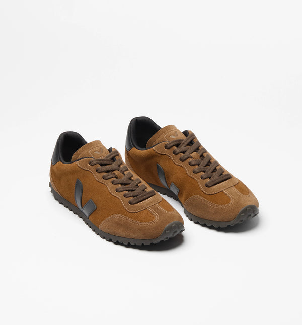 Sneakers GT från Veja! Inspirerad av motorsport utmärker sig GT med skarpa linjer och en strömlinjeformad look. Dess robusta sula och upphöjda tå ger rörelse och karaktär åt silhuetten.


Färg: Konjaksbrun med svarta detaljer

Ovandel: Mocka