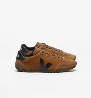 Sneakers GT från Veja! Inspirerad av motorsport utmärker sig GT med skarpa linjer och en strömlinjeformad look. Dess robusta sula och upphöjda tå ger rörelse och karaktär åt silhuetten.


Färg: Konjaksbrun med svarta detaljer

Ovandel: Mocka