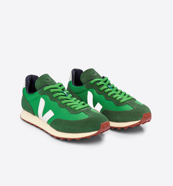 Sneakers Rio Branco Alveomesh från Veja. Franska Veja producerar sneakers som är ekologiska och fair-trade. Tyget i skon är tillverkat av återvunnen polyester. Gröna, mörkgröna och vita. Gröna snören.
