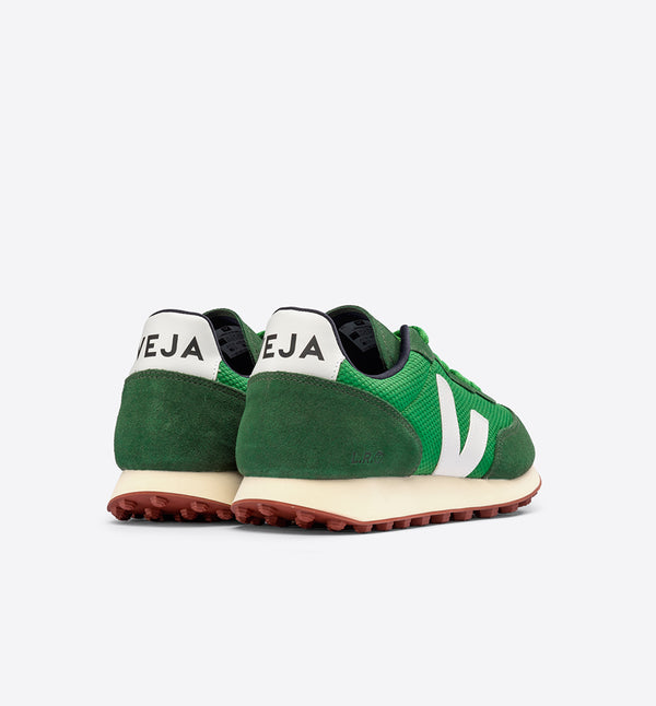 Sneakers Rio Branco Alveomesh från Veja. Franska Veja producerar sneakers som är ekologiska och fair-trade. Tyget i skon är tillverkat av återvunnen polyester. Gröna, mörkgröna och vita. Gröna snören.