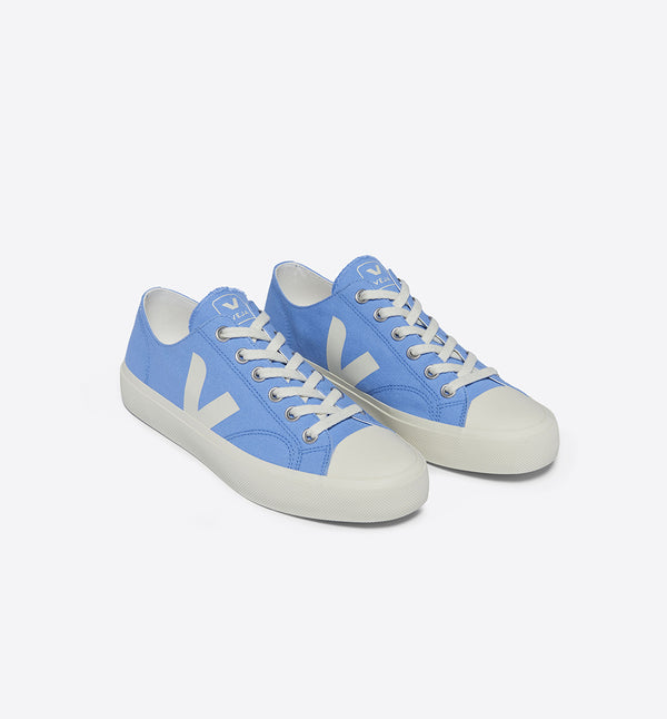 Sneakers Wata II Low Aqua från Veja är ekologisk och fairtrade.  Skon har vit sula, tå, skosnören, logo och tyget har en vacker ljusblå ton.