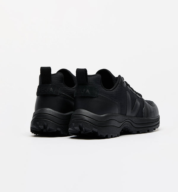 Sneaker Venturi II från Veja.&nbsp;

Färg: Svart

Yttermaterial:

Ovandel: Ripstop (100% återvunnen polyester)
