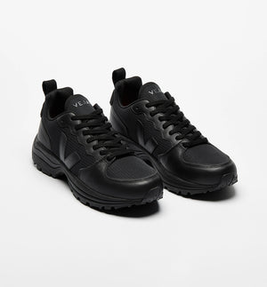 Sneaker Venturi II från Veja.&nbsp;

Färg: Svart

Yttermaterial:

Ovandel: Ripstop (100% återvunnen polyester)