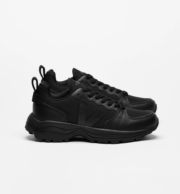 Sneaker Venturi II från Veja.&nbsp;

Färg: Svart

Yttermaterial:

Ovandel: Ripstop (100% återvunnen polyester)