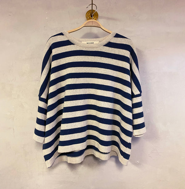 Vibe från danska Muse Wear är en härlig randig stickad tröja i oversize kort modell. Onesize.

Färg: Mörkblå, naturvit

Material: 95 % bomull (62-75 % återvunnen),&nbsp;5% Övriga fibrer.&nbsp;Garnet är GRS-certifierat och tillverkat i Italien.

Skötselråd:&nbsp;Handtvätt

Stickad i: Grekland

Designad i: Thy, Danmark