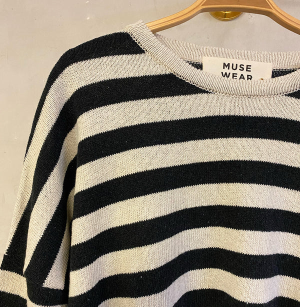 Vibe från danska Muse Wear är en härlig randig stickad tröja i oversize kort modell. Onesize.

Färg: Kol, naturvit

Material: 95 % bomull (62-75 % återvunnen),&nbsp;5% Övriga fibrer.&nbsp;Garnet är GRS-certifierat och tillverkat i Italien.

Skötselråd:&nbsp;Handtvätt

Stickad i: Grekland