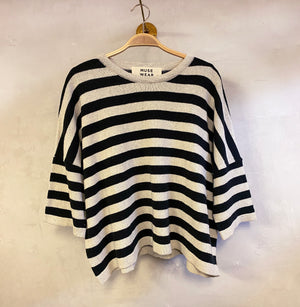 Vibe från danska Muse Wear är en härlig randig stickad tröja i oversize kort modell. Onesize.

Färg: Kol, naturvit

Material: 95 % bomull (62-75 % återvunnen),&nbsp;5% Övriga fibrer.&nbsp;Garnet är GRS-certifierat och tillverkat i Italien.

Skötselråd:&nbsp;Handtvätt

Stickad i: Grekland