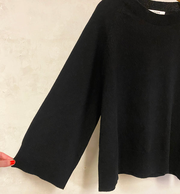 Stickad tröja Vigga från Sibin Linnebjerg har en lite boxig modell och vida ärmar.

Färg: Svart

Material: 80% ull, 20% återvunnen polyamid. Certifierad mulesingfri ull. Garnet kommer från Italien.

Tillverkad i: Serbien