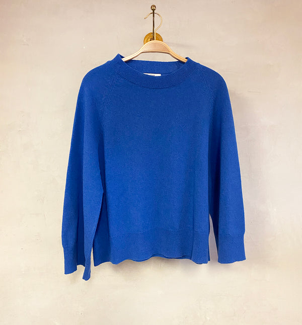 Stickad tröja Vigga från Sibin Linnebjerg har en lite boxig modell och vida ärmar.

Färg: Klarblå

Material: 80% ull, 20% återvunnen polyamid. Certifierad mulesingfri ull. Garnet kommer från Italien.

Tillverkad i: Serbien