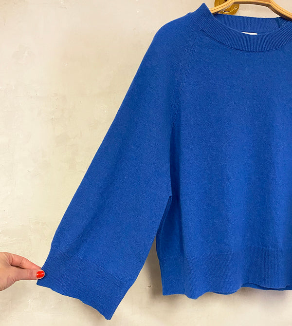 Stickad tröja Vigga från Sibin Linnebjerg har en lite boxig modell och vida ärmar.

Färg: Klarblå

Material: 80% ull, 20% återvunnen polyamid. Certifierad mulesingfri ull. Garnet kommer från Italien.

Tillverkad i: Serbien