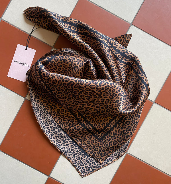 Silketørklæde Zoey Sneaky Fox Leopard
