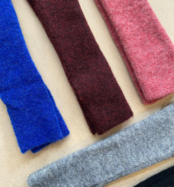 Stickade handledsvärmare i mjuk alpackablandning. Ca 32 cm, hål för tumme.

Färg: Grå

Material: 48% baby alpackaull, 20% ull, 30% polyamid, 2% elastan.

Tillverkad i: Serbien

Tvätt:&nbsp;30 grader fintvätt