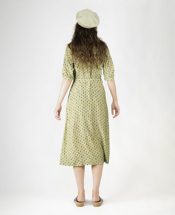 Klänning Arlom från Bric-a-brac! Krage, armbågslånga ärmar med smal manschett. Knappöppning till midjan. A-formad kjol med sneda sidofickor. Band i midjan. Pärlemorknappar.&nbsp;

Färg: Ljusgrön med skalbaggar i grönt, svart och rostrött

Material: 50% FSC EcoVero, 50% Rayon FSC EcoVero.

Skötselråd: 30 grader fintvätt. Strykes efter tvätt. 2% i längd.

Tillverkad i:&nbsp;Litauen