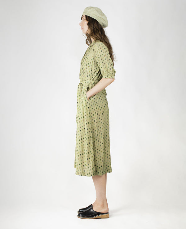 Klänning Arlom från Bric-a-brac! Krage, armbågslånga ärmar med smal manschett. Knappöppning till midjan. A-formad kjol med sneda sidofickor. Band i midjan. Pärlemorknappar.&nbsp;

Färg: Ljusgrön med skalbaggar i grönt, svart och rostrött

Material: 50% FSC EcoVero, 50% Rayon FSC EcoVero.

Skötselråd: 30 grader fintvätt. Strykes efter tvätt. 2% i längd.

Tillverkad i:&nbsp;Litauen