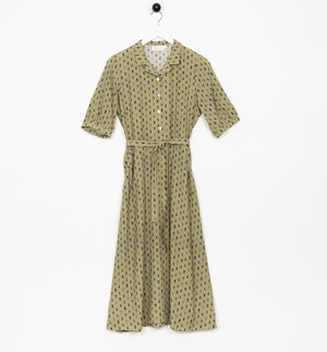 Klänning Arlom från Bric-a-brac! Krage, armbågslånga ärmar med smal manschett. Knappöppning till midjan. A-formad kjol med sneda sidofickor. Band i midjan. Pärlemorknappar.&nbsp;

Färg: Ljusgrön med skalbaggar i grönt, svart och rostrött

Material: 50% FSC EcoVero, 50% Rayon FSC EcoVero.

Skötselråd: 30 grader fintvätt. Strykes efter tvätt. 2% i längd.

Tillverkad i:&nbsp;Litauen