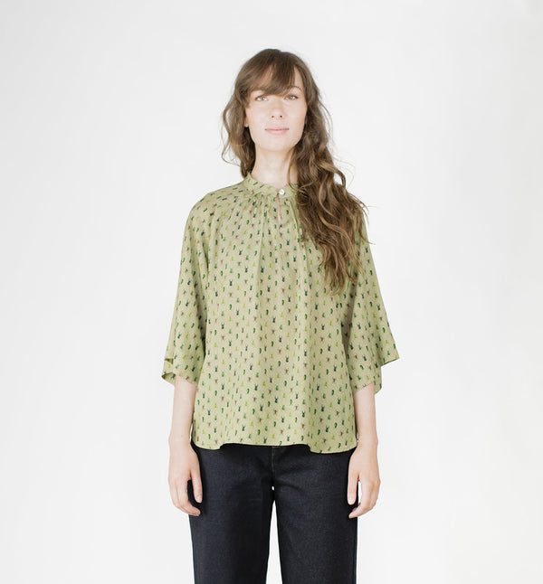 Blus Arlom från Bric-a-brac! Bandkrage med dekorativa stickningar, raglanärm, rynk fram och vida armbågslånga ärmar.&nbsp;

Färg: Ljusgrön med skalbaggar i grönt, svart och rostrött

Material: 50% FSC EcoVero, 50% Rayon FSC EcoVero.

Skötselråd: 30 grader fintvätt. Strykes efter tvätt. 2% i längd.

Tillverkad i:&nbsp;Litauen