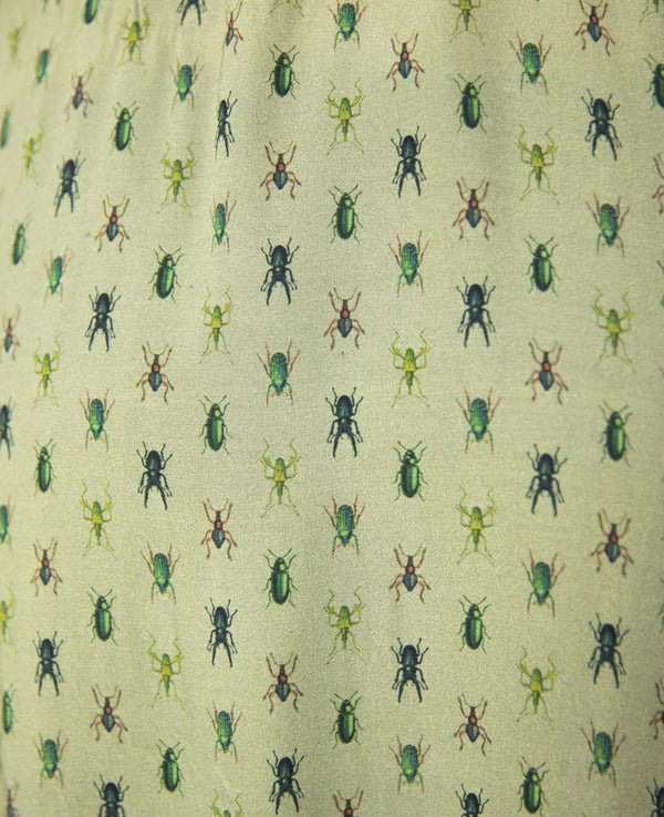 Blus Arlom från Bric-a-brac! Bandkrage med dekorativa stickningar, raglanärm, rynk fram och vida armbågslånga ärmar.&nbsp;

Färg: Ljusgrön med skalbaggar i grönt, svart och rostrött

Material: 50% FSC EcoVero, 50% Rayon FSC EcoVero.

Skötselråd: 30 grader fintvätt. Strykes efter tvätt. 2% i längd.

Tillverkad i:&nbsp;Litauen