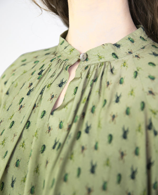 Blus Arlom från Bric-a-brac! Bandkrage med dekorativa stickningar, raglanärm, rynk fram och vida armbågslånga ärmar.&nbsp;

Färg: Ljusgrön med skalbaggar i grönt, svart och rostrött

Material: 50% FSC EcoVero, 50% Rayon FSC EcoVero.

Skötselråd: 30 grader fintvätt. Strykes efter tvätt. 2% i längd.

Tillverkad i:&nbsp;Litauen