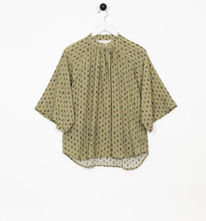 Blus Arlom från Bric-a-brac! Bandkrage med dekorativa stickningar, raglanärm, rynk fram och vida armbågslånga ärmar.&nbsp;

Färg: Ljusgrön med skalbaggar i grönt, svart och rostrött

Material: 50% FSC EcoVero, 50% Rayon FSC EcoVero.

Skötselråd: 30 grader fintvätt. Strykes efter tvätt. 2% i längd.

Tillverkad i:&nbsp;Litauen