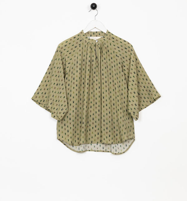 Blus Arlom från Bric-a-brac! Bandkrage med dekorativa stickningar, raglanärm, rynk fram och vida armbågslånga ärmar.&nbsp;

Färg: Ljusgrön med skalbaggar i grönt, svart och rostrött

Material: 50% FSC EcoVero, 50% Rayon FSC EcoVero.

Skötselråd: 30 grader fintvätt. Strykes efter tvätt. 2% i längd.

Tillverkad i:&nbsp;Litauen