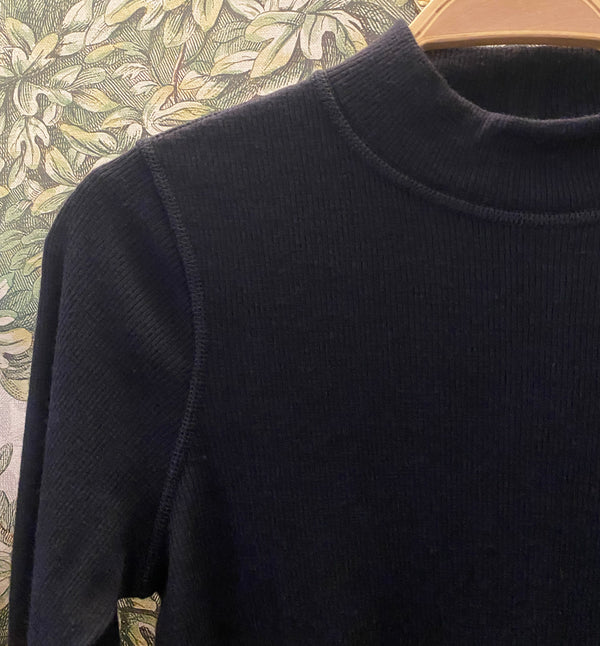 Polotröja med synliga flatlocksömmar.


Färg: Svart

Material: 100 % ekologisk ull. Formas om när det är vått.

Skötselråd: 30 grader ulltvätt

Tillverkad i:&nbsp;Estland
