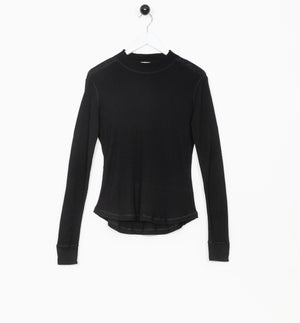 Polotröja med synliga flatlocksömmar.


Färg: Svart

Material: 100 % ekologisk ull. Formas om när det är vått.

Skötselråd: 30 grader ulltvätt

Tillverkad i:&nbsp;Estland