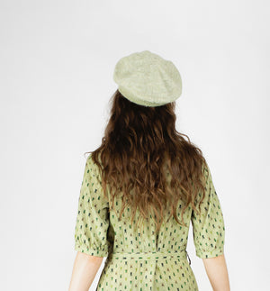 Stickad basker i mjukaste ullblandning från Bric-a-brac.&nbsp;

Färg: Ljusgrön

Material: 50% Alpacka, 22% ull, 28% polyamid.

Skötselråd: Handtvätt

Tillverkad i: Italien