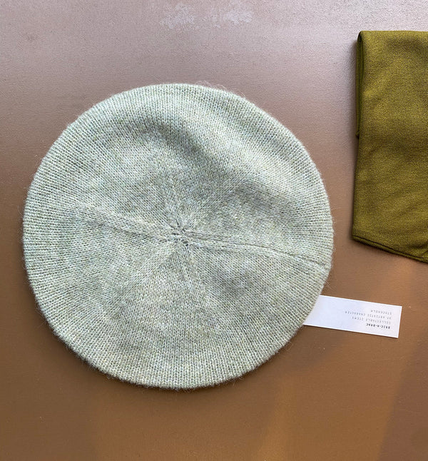 Stickad basker i mjukaste ullblandning från Bric-a-brac.&nbsp;

Färg: Ljusgrön

Material: 50% Alpacka, 22% ull, 28% polyamid.

Skötselråd: Handtvätt

Tillverkad i: Italien