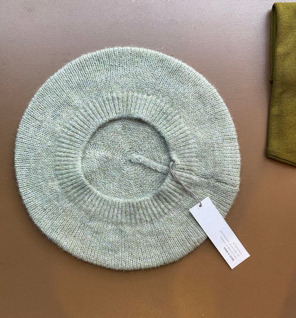 Stickad basker i mjukaste ullblandning från Bric-a-brac.&nbsp;

Färg: Ljusgrön

Material: 50% Alpacka, 22% ull, 28% polyamid.

Skötselråd: Handtvätt

Tillverkad i: Italien