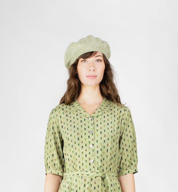 Stickad basker i mjukaste ullblandning från Bric-a-brac.&nbsp;

Färg: Ljusgrön

Material: 50% Alpacka, 22% ull, 28% polyamid.

Skötselråd: Handtvätt

Tillverkad i: Italien