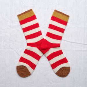 Ljuvliga ullstrumpor från franska Bonne Maison. Onesize, 36-42.&nbsp;

Färg: Randiga strumpor i rött, vitt. Ockrabrun kant och kanelbrun tå.

Material: 62% merinoull, 37% polyamid, 1% elastan.

Skötselråd: 30 grader i ulltvätt

Tillverkad i: Portugal