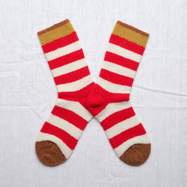 Ljuvliga ullstrumpor från franska Bonne Maison. Onesize, 36-42.&nbsp;

Färg: Randiga strumpor i rött, vitt. Ockrabrun kant och kanelbrun tå.

Material: 62% merinoull, 37% polyamid, 1% elastan.

Skötselråd: 30 grader i ulltvätt

Tillverkad i: Portugal