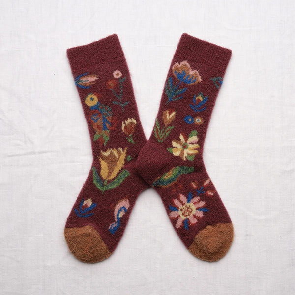 Strumpor i merinoull från franska Bonne Maison. Strumporna är ljuvligt sköna och fantastiskt fina. En storlek som passar storlek 36-41.

Färg: Portvin, Rosenpersika, Karamell.

Material: 62 % merinoull, 37 % polyamid och 1 % elastan.

Skötselråd: Handtvätt eller ullprogram 30 grader

Tillverkad i: Portugal