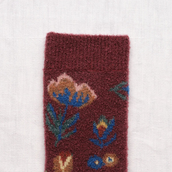 Strumpor i merinoull från franska Bonne Maison. Strumporna är ljuvligt sköna och fantastiskt fina. En storlek som passar storlek 36-41.

Färg: Portvin, Rosenpersika, Karamell.

Material: 62 % merinoull, 37 % polyamid och 1 % elastan.

Skötselråd: Handtvätt eller ullprogram 30 grader

Tillverkad i: Portugal