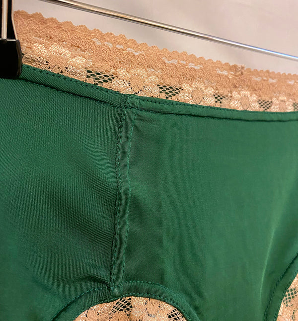 Skönaste trosorna med spets från Bric-a-brac.

Färg: Grön, spetskant i naturvitt

Material: 95% bambuviskos, 5% elastan

Tillverkade i: Tyget är stickade i Sverige, sydda i Litauen.
