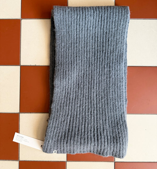 Ribbstickad halsduk i mjukaste ullblandning från Bric-a-brac.&nbsp;

Färg: Grå

Material: 51 % alpacka, 22 % ull, 25 % polyamid, 2 % elastan.

Skötselråd: 30 °C, ullprogram. Forma till rätt form i vått tillstånd.

Tillverkad i: Italien