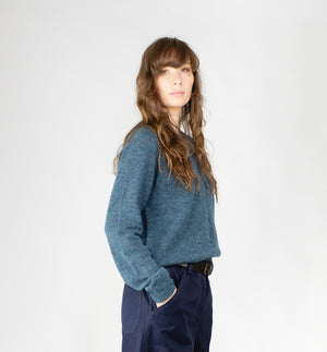 Stickad tröja i mjukaste ullblandning från Bric-a-brac.&nbsp;

Färg: Teal

Material: 50% Alpacka, 22% ull, 28% polyamid.

Skötselråd: Handtvätt

Tillverkad i: Italien