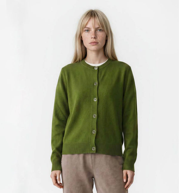Kofta i återvunnen merinoull från Colorful Standard.&nbsp;

Färg: Fern Green / Ormbunksgrön

Material: Tillverkad av 100 % återvunnen merinoull, certifierad enligt Global Recycled Standard (GRS).

Tillverkad i: Portugal

Skötselråd: Handtvätt