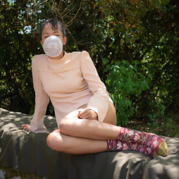 Strumpor från franska Bonne Maison. De är tillverkade av finaste egyptiska bomull och en dubbeltrådig elastan.&nbsp;

Färg: Växter och fåglar i grönt, rosa, aprikos på portvinsröd botten och grönbrun tå.&nbsp;

Material: 90% bomull, 8% polyamid, 2% elastan

Skötselråd: 30/40 grader

Tillverkad i: Portugal