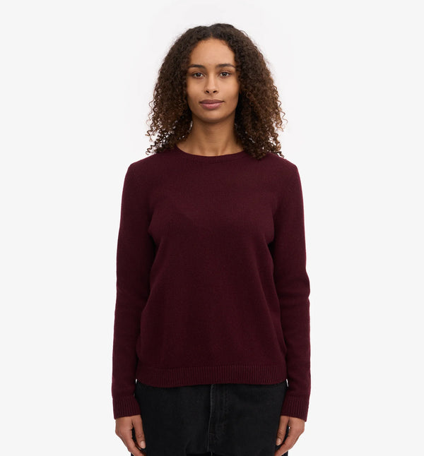 Klassisk tröja i återvunnen merinoull från Colorful Standard.&nbsp;

Färg: Oxblood / oxblodsröd

Material: Tillverkad av 100 % återvunnen merinoull, certifierad enligt Global Recycled Standard (GRS).

Tillverkad i: Portugal

Skötselråd: Handtvätt