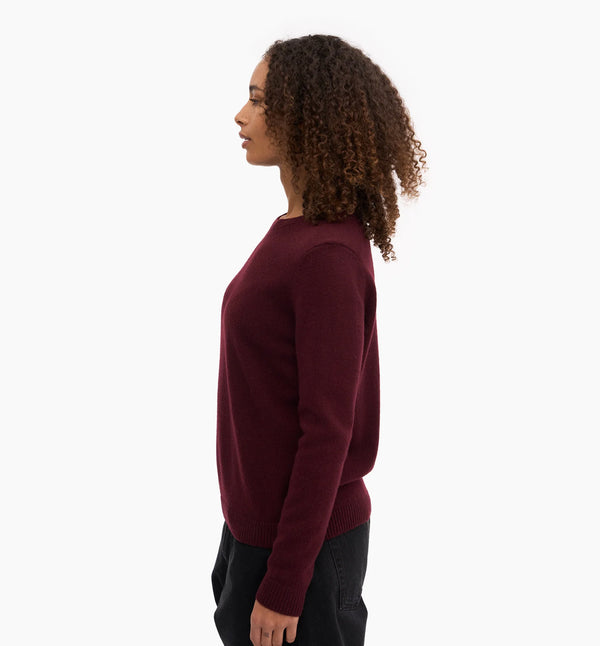 Klassisk tröja i återvunnen merinoull från Colorful Standard.&nbsp;

Färg: Oxblood / oxblodsröd

Material: Tillverkad av 100 % återvunnen merinoull, certifierad enligt Global Recycled Standard (GRS).

Tillverkad i: Portugal

Skötselråd: Handtvätt