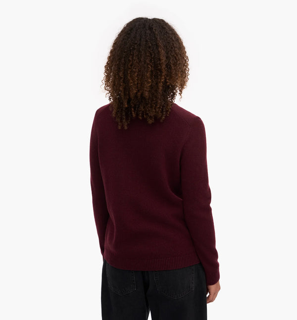 Klassisk tröja i återvunnen merinoull från Colorful Standard.&nbsp;

Färg: Oxblood / oxblodsröd

Material: Tillverkad av 100 % återvunnen merinoull, certifierad enligt Global Recycled Standard (GRS).

Tillverkad i: Portugal

Skötselråd: Handtvätt