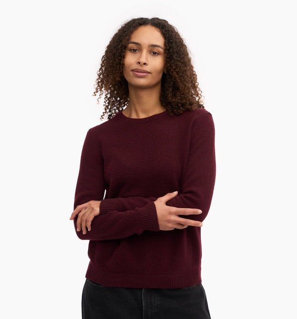 Klassisk tröja i återvunnen merinoull från Colorful Standard.&nbsp;

Färg: Oxblood / oxblodsröd

Material: Tillverkad av 100 % återvunnen merinoull, certifierad enligt Global Recycled Standard (GRS).

Tillverkad i: Portugal

Skötselråd: Handtvätt