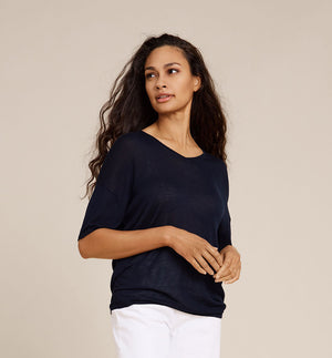 Kortärmad topp Cora från Sibin Linnebjerg. V-ringad.

Färg: Mörkblå

Material: 70% viskos, 30% akryl.&nbsp;Garnet kommer från Italien.

Tillverkad i: Serbien

Tvätt:&nbsp;30 grader fintvätt