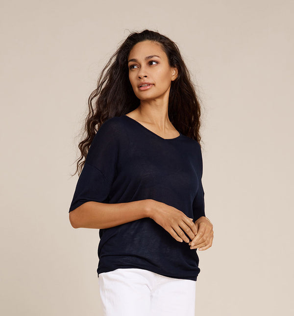 Kortärmad topp Cora från Sibin Linnebjerg. V-ringad.

Färg: Mörkblå

Material: 70% viskos, 30% akryl.&nbsp;Garnet kommer från Italien.

Tillverkad i: Serbien

Tvätt:&nbsp;30 grader fintvätt