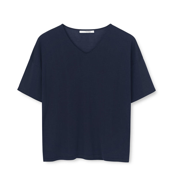 Kortärmad topp Cora från Sibin Linnebjerg. V-ringad.

Färg: Mörkblå

Material: 70% viskos, 30% akryl.&nbsp;Garnet kommer från Italien.

Tillverkad i: Serbien

Tvätt:&nbsp;30 grader fintvätt