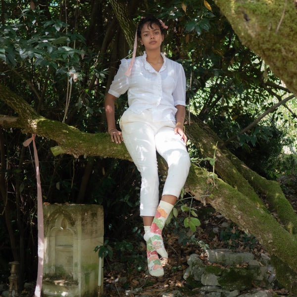 Strumpor från franska Bonne Maison. De är tillverkade av finaste egyptiska bomull och en dubbeltrådig elastan.&nbsp;

Färg: Frukter i grönt, rött och rosa på varmvit botten med ljusgul tå.

Material: 90% bomull, 8% polyamid, 2% elastan

Skötselråd: 30/40 grader